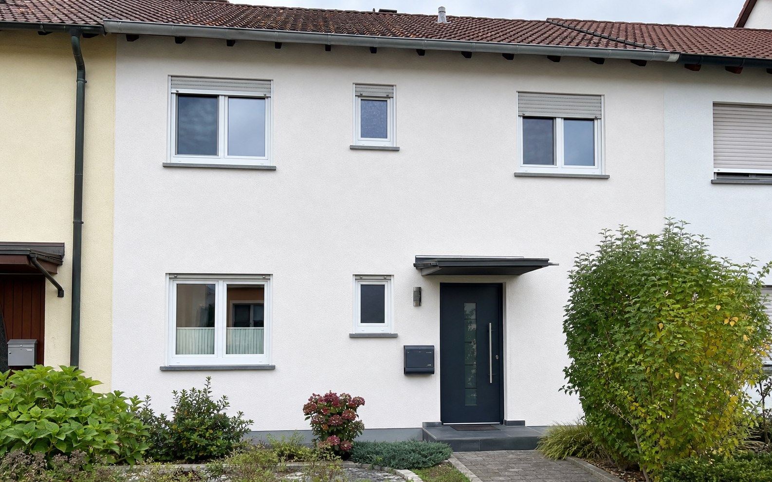 WDVS Dämmfassade – Algenentfernung ohne Hochdruck Fassadenreinigung Würzburg