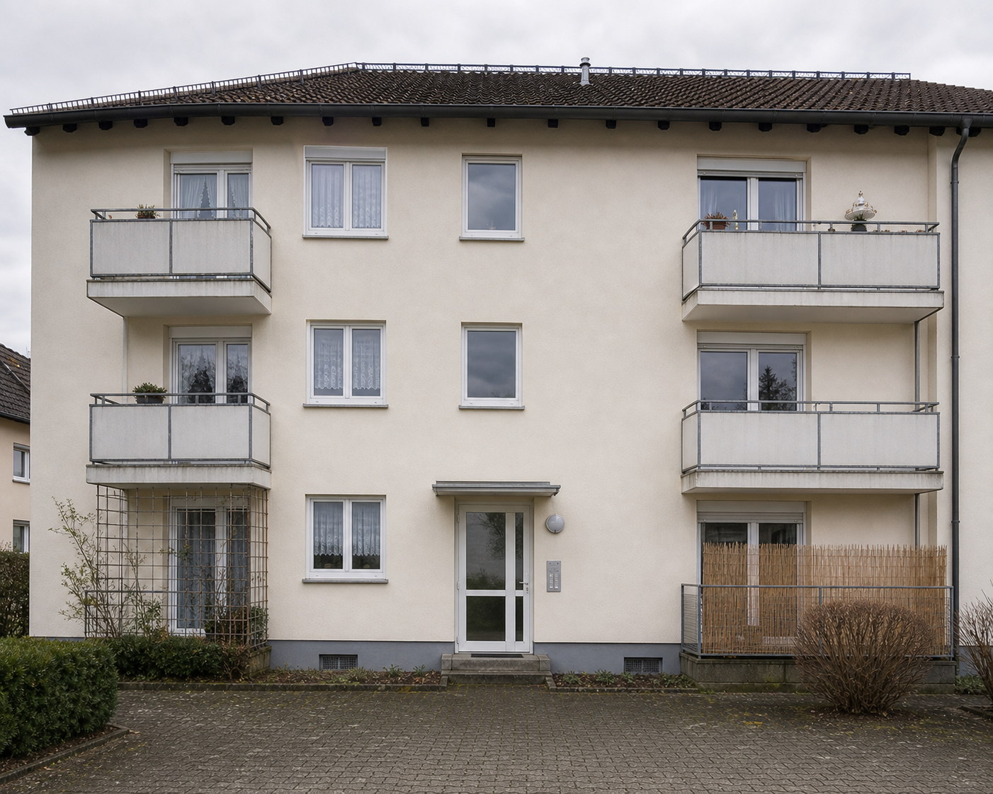 Fassade nach Algenentfernung und Fassadenreinigung in Würzburg – sauber und geschützt