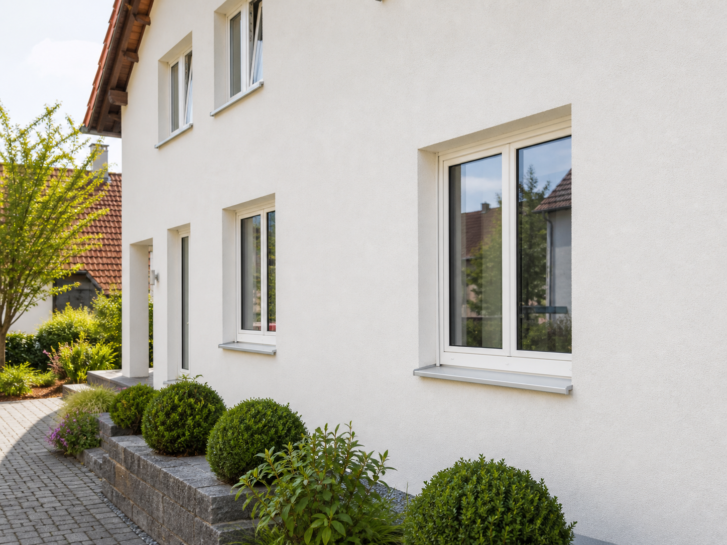 Saubere Hausfassade nach professioneller Fassadenreinigung in Würzburg – Ergebnis Komplettlösung